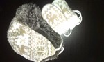 fotka zimní čepička s kožíškem a rukavičkama