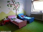 fotka Modrá a růžová dětská postel, stolky, matrace, IKEA MAMMUT